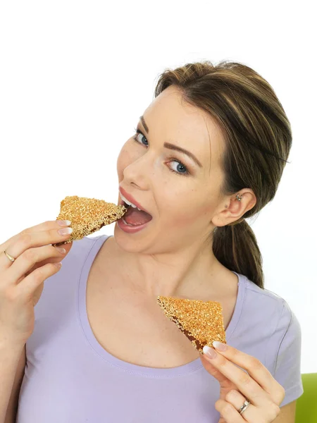 Atractiva mujer joven sosteniendo rebanadas de tostadas de sésamo — Foto de Stock