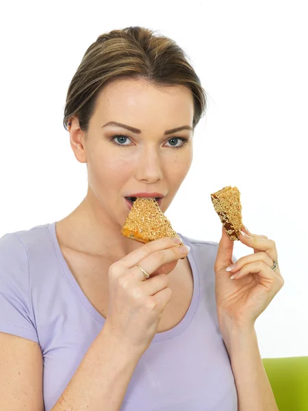 Atractiva mujer joven sosteniendo rebanadas de tostadas de sésamo — Foto de Stock