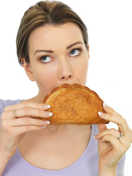 Atractiva joven mujer sosteniendo un pastel de córnico fresco horneado — Foto de Stock