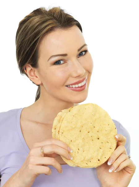 Aantrekkelijke jonge vrouw met een stapel van Indiase stijl papadam — Stockfoto