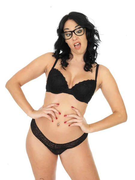 Sexy roztomilý atraktivních mladých Pin Up Model nosí černé spodní prádlo — Stock fotografie