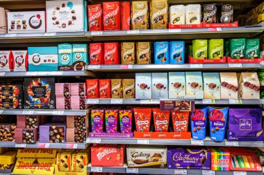 Londra İngiltere, 14 Ekim 2025, Çikolata Şekerlemecisi Lindt, Celbrations, Kalite Caddesi, Toblerone