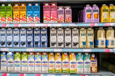 Londra İngiltere, 14 Ekim 2025, Sağlıklı Yulaf ve Soya Sütü Seçimi