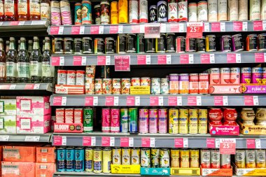 Londra İngiltere, 14 Ekim 2025, Popüler Konserve Alkollü Kokteyl İçecekleri Seçimi