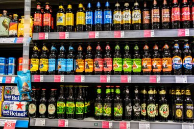 Londra İngiltere, 14 Ekim 2025, Şişe Birası, Guinness, Porsuk, Doom Bar, Citra, Popo Sırtı ve Yaşlı Peculier