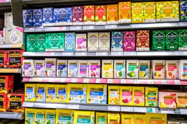 Londra İngiltere, 14 Ekim 2025, Gevşetici Lezzetli Pukka ve Twinings Bitki Çayı Seçimi