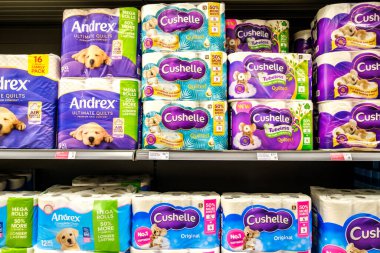 Londra İngiltere, 14 Ekim 2025, Andrex ve Cushelle Tuvalet Kağıdı veya Doku Seçimi