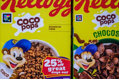 Londra İngiltere, 16 Ekim 2025, Kutular dolusu Popüler Kelloggs Coco Kahvaltılık Gevrekleri Pops