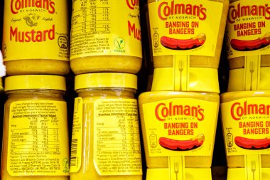 Londra İngiltere, 16 Ekim 2025, Geleneksel ve Patlayan Sosisler Kavanozu Baharatlı Colemans Hardalı