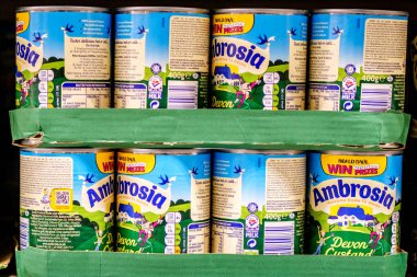 Londra İngiltere, 16 Ekim 2025, Geleneksel Geleneksel Ambrosia Kremalı Tuğla Dizeleri