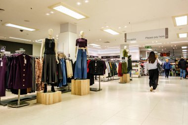 Londra İngiltere, 14 Ekim 2025, Kadınlar ya da Kadınlar Moda Giysileri Marka ve Spencer Görünümü