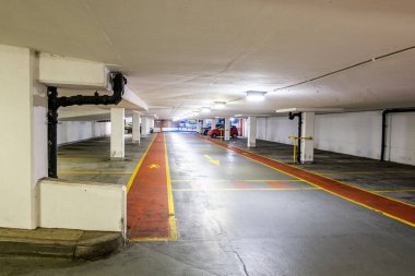 Londra İngiltere, 14 Ekim 2025, Boş Kamu Otoparkı Ashley Merkezi Epsom, Surrey, Londra