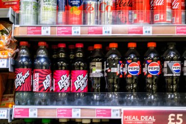 Epsom, Londra İngiltere, 17 Ekim 2025, Karbonatlı Popüler İçecekler Seçimi Dr Pepper Pepsi ve Coca Cola