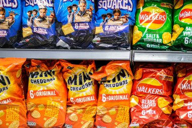 Epsom, Londra İngiltere, 17 Ekim 2025, Popüler Kurtarıcı Cipsler ve Atıştırmalıklar Paketleri