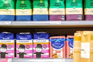 Epsom, Londra İngiltere, 17 Ekim 2025, Çeşitli Mutfak Unu Seçimi