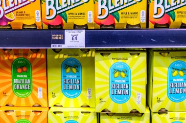 Londra İngiltere, 18 Ekim 2025, Dört paket Scilian limon içeceği ve elma ve mango suyu karışımı