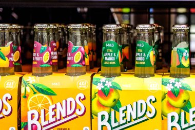 Londra İngiltere, 18 Ekim 2025, Dört paket elma ve mango ferahlatıcı meyve suyu