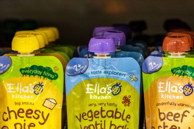 Londra İngiltere, 18 Ekim 2025, Ella 'nın Bebek maması Kese Seçimi Sebze Mercimek Pişirme, Biftek Güveç, Peynirli Turta