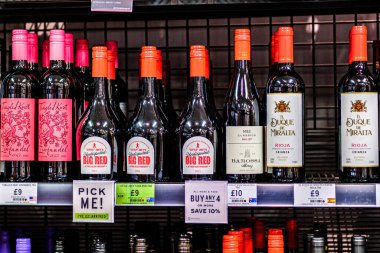 Londra İngiltere, 18 Ekim 2025, Marks ve Spencer Şişe Seçimi