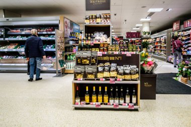 Londra İngiltere, 23 Ekim 2025, Anonim kişi Bekleyen Markette Sepet Taşıma Gösterisine Bakıyor