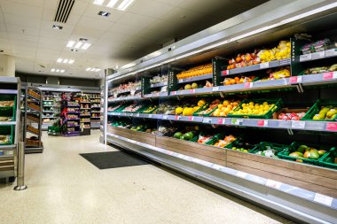 Londra İngiltere, 23 Ekim 2025, Waitrose Süpermarketinde İnsansız Taze Meyve Gösterimi