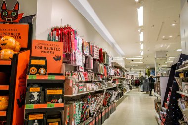 Londra İngiltere, 23 Ekim 2025, Marks ve Spencer Cadılar Bayramı ve Noel Kartları ve Paket Kağıdı