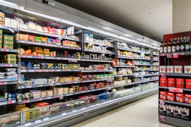 Londra İngiltere, 23 Ekim 2025, Peynir Ürünleri ve İnsansız Biralar Seçimi