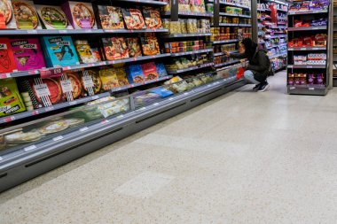 Londra İngiltere, 23 Ekim 2025, Bir kutu Sağlıklı Çorba Seçen Genç Anonim Kadın