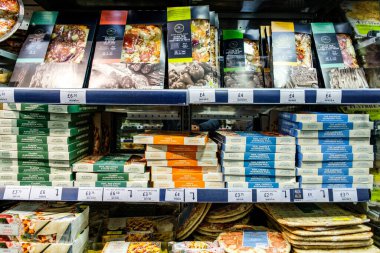 Londra İngiltere, 24 Ekim 2025, Marks ve Spencer İtalyan usulü Pizzalar