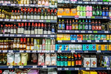 Londra İngiltere, 24 Ekim 2025, Süpermarket Biraları ve Şarap Alkollü İçecekler