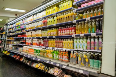 Londra İngiltere, 24 Ekim 2025, Marks ve Spencer Alkolsüz Kokteyller ve Meyve Suyu