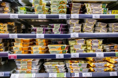 Londra İngiltere, 25 Ekim 2025, Marks Seçimi ve Spencer hazır yemek eşliğinde