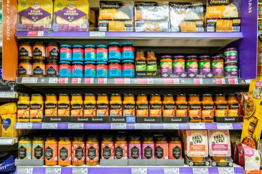 Londra İngiltere, 26 Ekim 2025 Hint usulü yemek malzemeleri ve baharat sosu seçimi.