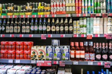 Londra İngiltere, 26 Ekim 2025, Bira ve Şarap Seçimi Alkollü İçecekler