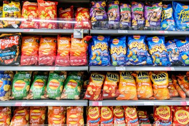 Londra İngiltere, 26 Ekim 2025, Geleneksel Patates Cipsi ve Popüler Atıştırmalıklar Seçimi