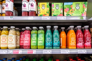 Londra İngiltere, 28 Ekim 2025, Masum ve Alaycı Kuş Meyveli Meyve İçecekleri Seçimi