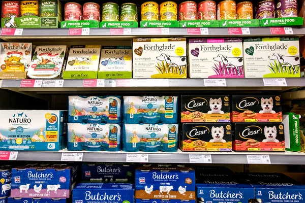 Londra İngiltere, 28 Ekim 2025, Popüler İngiliz Köpek maması kutuları ve çoklu paketler seçimi