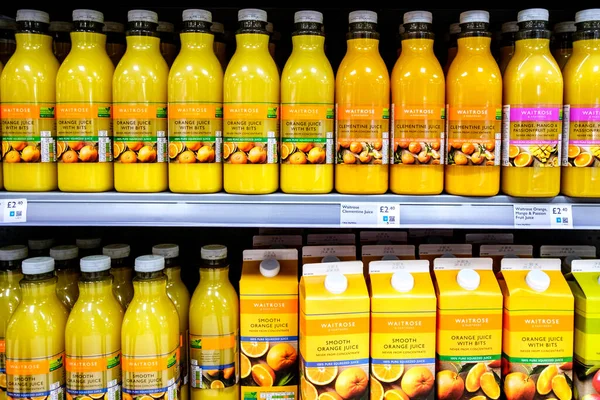 Londra İngiltere, 28 Ekim 2025, Saf Sıkılmış Portakal Suyu Seçimi Kahvaltı İçecekleri