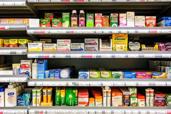Londra İngiltere, 28 Ekim 2025, Tezgahın Üzerinde İlaç ve İlaç Seçimi