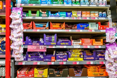 Londra İngiltere, Kasım 01 2025, Çikolata ve Şekerleme Çubukları Seçimi