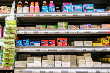 Londra İngiltere, Kasım 02 2025, Tezgahın Üzerinde İlaç ve İlaçlar Seçimi