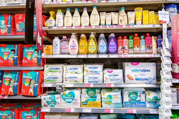 Londra İngiltere, Kasım 02 2025, Bebek ve Bebek Temizleme ve Cilt Bakımı Ürünleri Seçimi