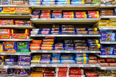 Londra İngiltere, Kasım 02 2025, Popüler İngiliz Favori Çikolata Kaplamalı Bijutlar ve Gözlemeler Seçimi