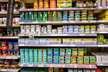 Londra İngiltere, Kasım 02 2025, Popüler İngiliz Süpermarket Konserve Balığı Seçimi