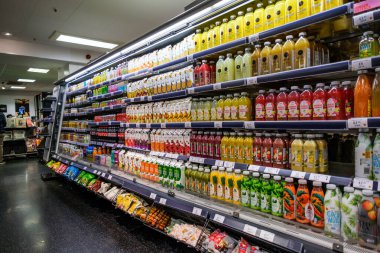 Londra İngiltere, Kasım 03, 2025, Popüler Meyve Suyu ve Meyve Smoothie Seçimi