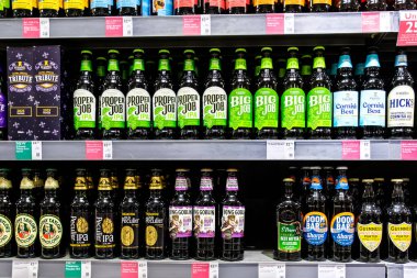Londra İngiltere, Kasım 04 2025, Şişe Biraları Seçimi Süpermarket raflarında