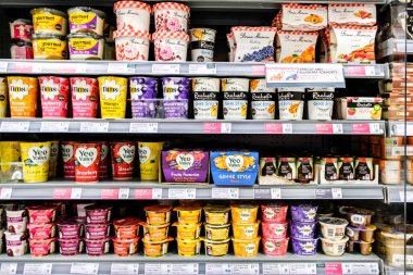 Londra İngiltere, Kasım 04 2025, Popüler İngiliz Yoğurt Seçimi Süpermarket Rafında