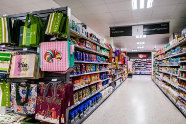 London UK, Kasım 04 2025, Waitrose Strudy Alışveriş Torbaları ve Alışveriş Yapanlar Arasında Yürüyüş