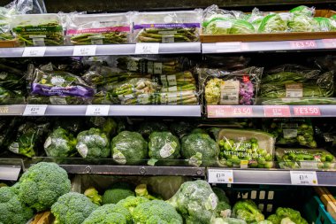 Londra İngiltere, Kasım 06 2025, Marks ve Spencer Sağlıklı Sebzeler Seçimi