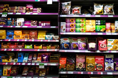 Londra İngiltere, Kasım 06 2025, Süpermarket Seçimi Tatlı ve Tatlı Sağlıklı Atıştırmalıklar ve Kahvaltı Gevrekleri
